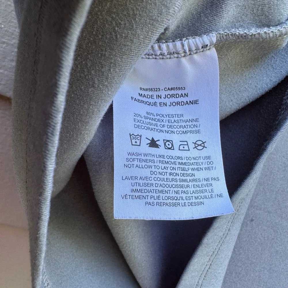 Nike Therma-FIT Womens Medium Quarter Zip Pullover Light Grey Activewear Top